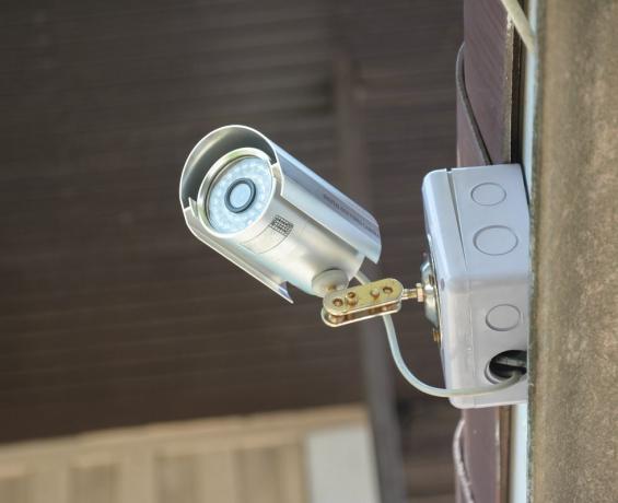 srebrna kamera bezpieczeństwa lub cctv w domu