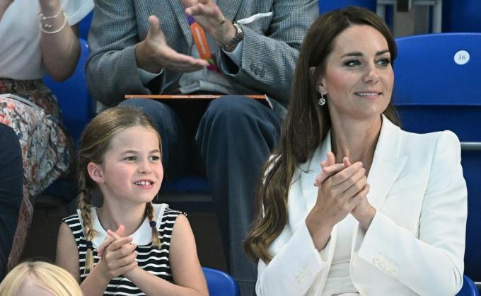 brytyjska księżniczka charlotte z cambridge l reaguje, gdy siedzi z matką brytyjska catherine, księżna cambridge, aby oglądać męskie biegi na 1500 m stylem dowolnym Sandwell Aquas Center, w piątym dniu Igrzysk Wspólnoty Narodów w Birmingham w środkowej Anglii, 2 sierpnia 2022 r. Zdjęcie: oli scarff afp zdjęcie: oli scarffafp via getty obrazy