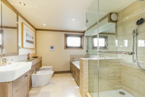 Rodzinna łazienka - łódź mieszkalna na sprzedaż w Wandsworth