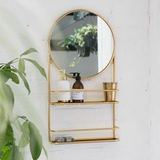 Złote lub srebrne okrągłe lustro łazienkowe z półkami