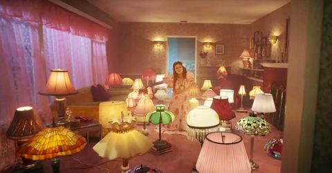salon z teledysku Seleny Gomez „de una vez”, który jest wypełniony lampami w stylu Tiffany