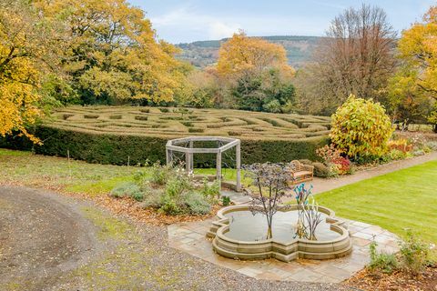 Dom z 6 sypialniami na sprzedaż w Chepstow, Monmouthshire z labiryntem