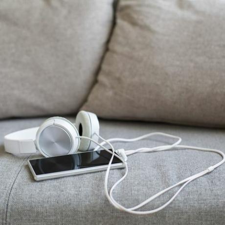 słuchawki i inteligentny telefon na kanapie