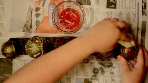 ręcznie wcierać koncentrat pomidorowy w dzwon
