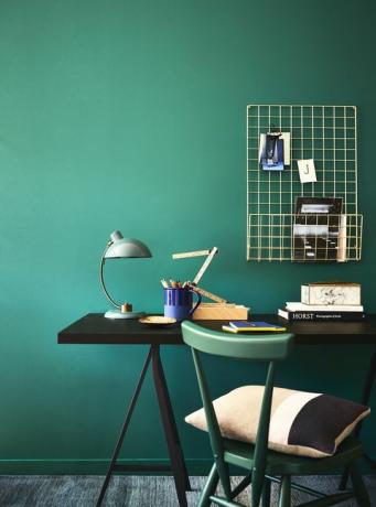 zielono-turkusowe ściany za biurkiem i zielonym krzesłem, bogate biuro, bogata turkusowa kolorystyka tworzy uspokajające i stylowe tło dla praktycznego miejsca pracy