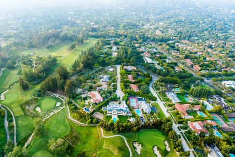 Widok z lotu ptaka dzielnicy Bel Air Los Angeles z rezydencjami i polem golfowym. Bel Air, hrabstwo Los Angeles, Kalifornia.