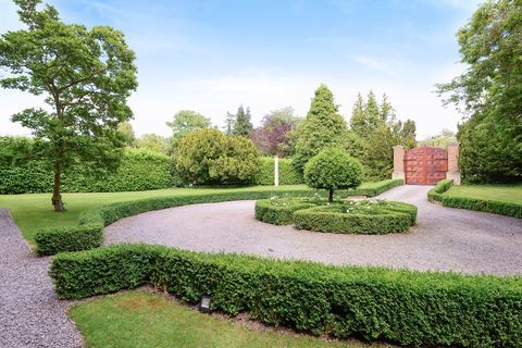 Wayneflete Tower - Esher - Surrey - Front garden