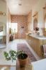 Jak projektantka Bari Ackerman przekształciła szarą łazienkę w różową oazę