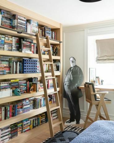 sypialnia nastolatka z wbudowanym regałem na książki