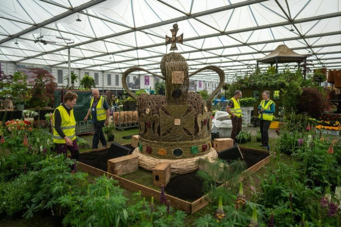 ogród tematyczny rodziny królewskiej korony, pokaz kwiatów rhs chelsea 2023