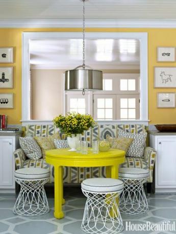 jadalnia z żółtymi ścianami i żółtym stołem