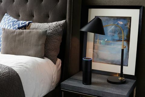 Amazon Echo na szafce nocnej