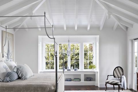 sypialnia, białe drewniane belki, miedziana rama łóżka, parapet i siedzisko