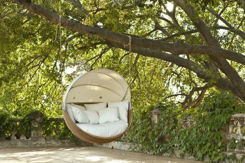 Huśtawkowe krzesło ogrodowe Garden Armadillo to współczesne meble ogrodowe.