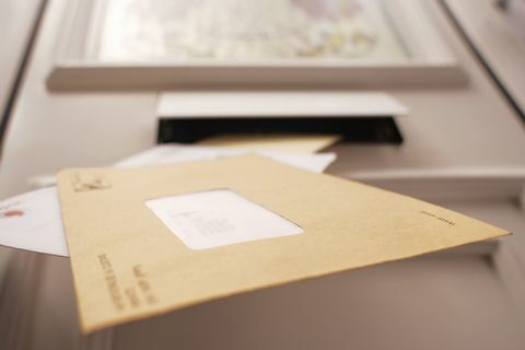 Poczta spada ze skrzynki pocztowej