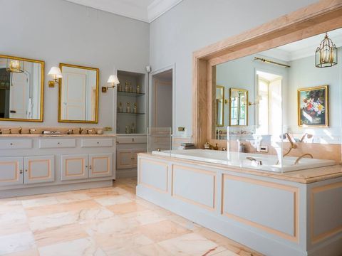 Airbnb - wnętrza łazienki z kamieniem