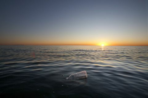 Plastikowa butelka wody pływająca na Oceanie Spokojnym