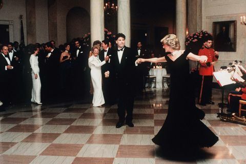 waszyngton, dc listopad 09 diana, księżniczka walii, ubrana w granatowy aksamit, suknia wieczorowa z odkrytymi ramionami zaprojektowana przez Victora Edelsteina, jest przez nas obserwowana prezes Ronald Reagan i pierwsza dama Nancy Reagan, gdy tańczy z Johnem Travoltą w Białym Domu 9 listopada 1985 r. w Waszyngtonie, DC, fot. Anwar Hussein wireimage