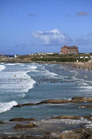 plaża fistral surfing, newquay town hrabstwo cornwall anglia uk