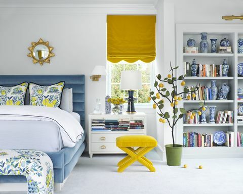 sypialnia, niebieskie łóżko, ławeczka w kwiaty, żółty taboret, żółte zasłony