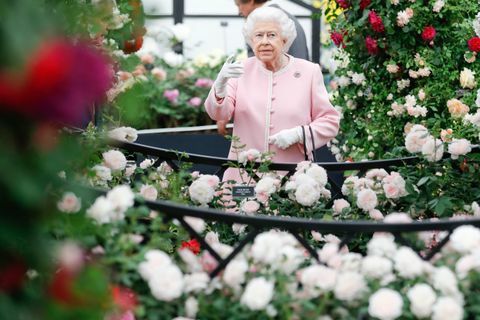 Brytyjska królowa Elżbieta ogląda wystawę Petera Bealesa Rosesa podczas RHS Chelsea Flower Show 2018 w Londynie w poniedziałek, 21 maja 2018 r. / RHS / Luke MacGregor