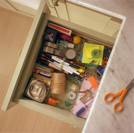 szuflada kuchenna zawierająca artykuły gospodarstwa domowego, widok z góry