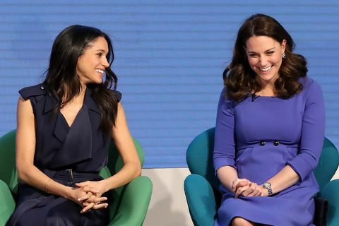 Londyn, anglia 28 lutego meghan markle i Catherine, księżna cambridge biorą udział w pierwszym dorocznym forum fundacji królewskiej, które odbyło się w aviva 28 lutego 2018 r. w londynie, anglia pod hasłem robimy różnicę razem, wydarzenie zaprezentuje programy prowadzone lub inicjowane przez fundację królewską zdjęcie: chris jackson wpa poolgetty obrazy