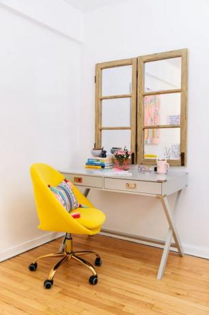 żółte krzesło, biurko