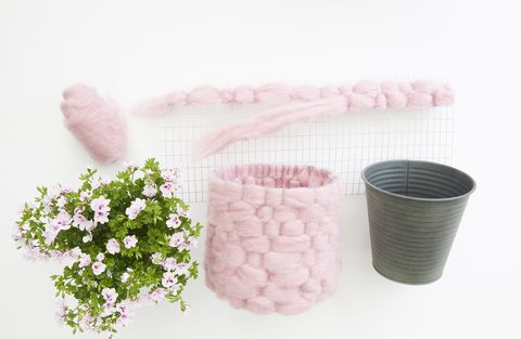 Doniczka z geranium z różową wełnianą okładką, projekt DIY