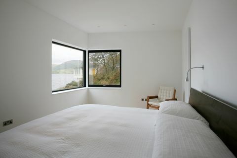 Elegancka minimalna przestrzeń sypialni
