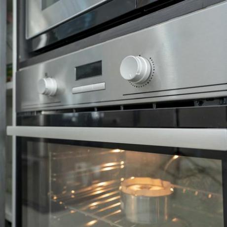 kuchenka mikrofalowa stal nierdzewna w kuchni pokój nowoczesny wystrój wnętrz domu gotowanie chleb gotowy obiad jedzenie