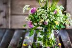 9 sposobów na utrzymanie świeżych kwiatów dłużej, według kwiaciarni Royal Wedding Philippa Craddock