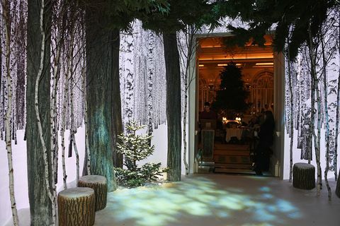 Ogólny widok atmosfery na przyjęciu choinkowym Claridge 2016, z drzewem zaprojektowanym przez Sir Jony'ego Ive'a i Marca Newsona, w hotelu Claridge 19 listopada 2016 r. W Londynie, Anglia.