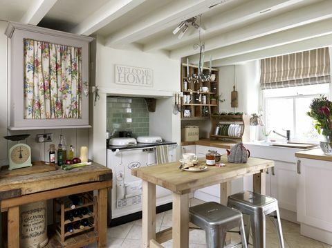 Rustykalna kuchnia z belkami stropowymi, drewnianym stołem i Agą, dom mieszkalny, Belper Lane, Derbyshire, Anglia, Wielka Brytania