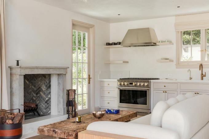 biały salon z kominkiem w pensjonacie Montecito Gwyneth Paltrow