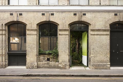Airbnb i Pantone współpracowały przy domu „Outside In” w Londynie.