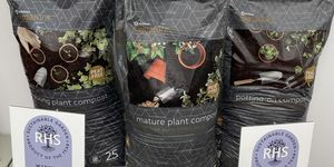 chelsea flower show 2022 zrównoważony produkt ogrodowy roku, bez torfu seria kompostów John Innes firmy Dobbies Garden Centre