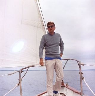 John F. Kennedy na żaglówce w pobliżu Hyannisport, Massachusetts.