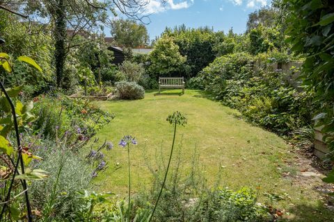 Rose Cottage, dom dzieciństwa aktora Różowej Pantery Davida Niven w wiosce Bembridge na wyspie Wight, jest na sprzedaż za 975 000 funtów.