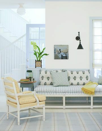 niebieski biały i żółty salon w stylu skandynawskim