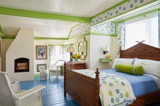 zielony, biały i niebieski pokój z pomalowanymi podłogami