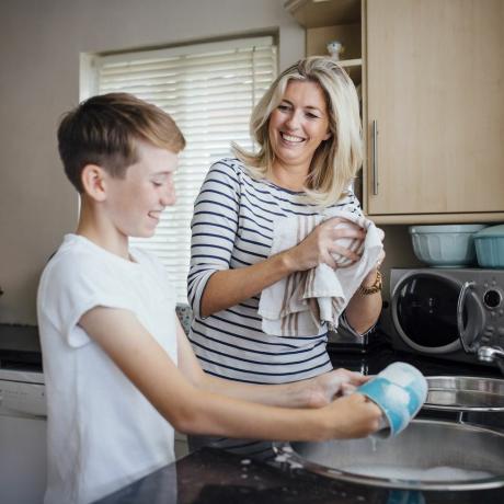 matka i syn zmywają naczynia