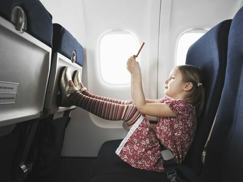 mała dziewczynka samolotowa etykieta lotu