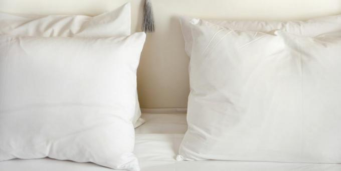 białe poduszki na łóżku