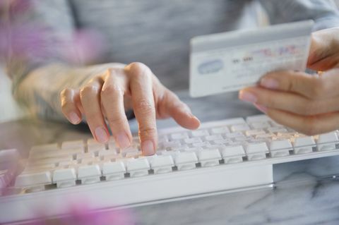 Kobieta robi zakupy online kartą kredytową
