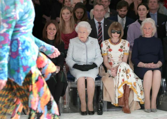 królowa wręcza inauguracyjną nagrodę królowej elżbiety ii za brytyjski design na londyńskim tygodniu mody