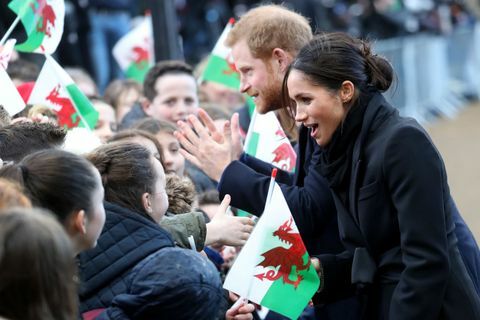 Harry i Meghan spotykają dzieci w Cardiff