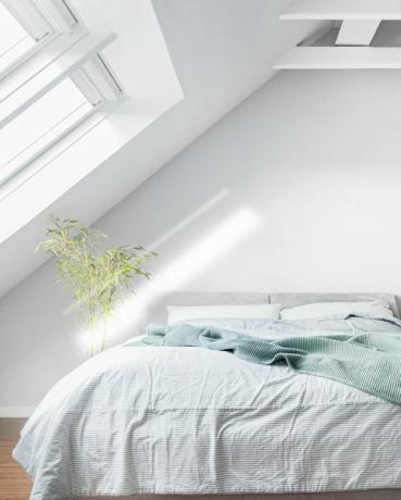 minimalistyczna biała sypialnia z dużą ilością światła