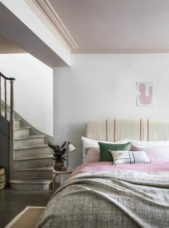 schody prowadzące do sypialni z różowym sufitem