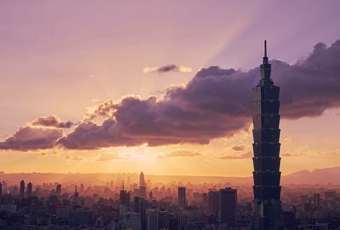 Taipei 101 dominuje widok, gdy słońce zachodzi nad miastem